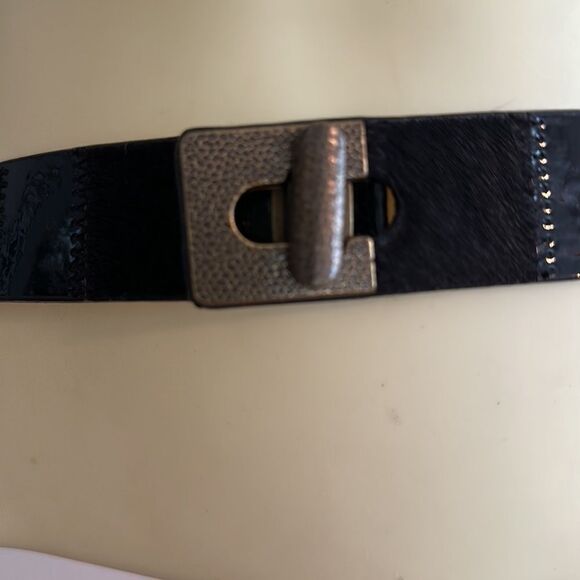 Black patent & faux fur adjustable belt with unique bronze buckle - Picture 2 of 6